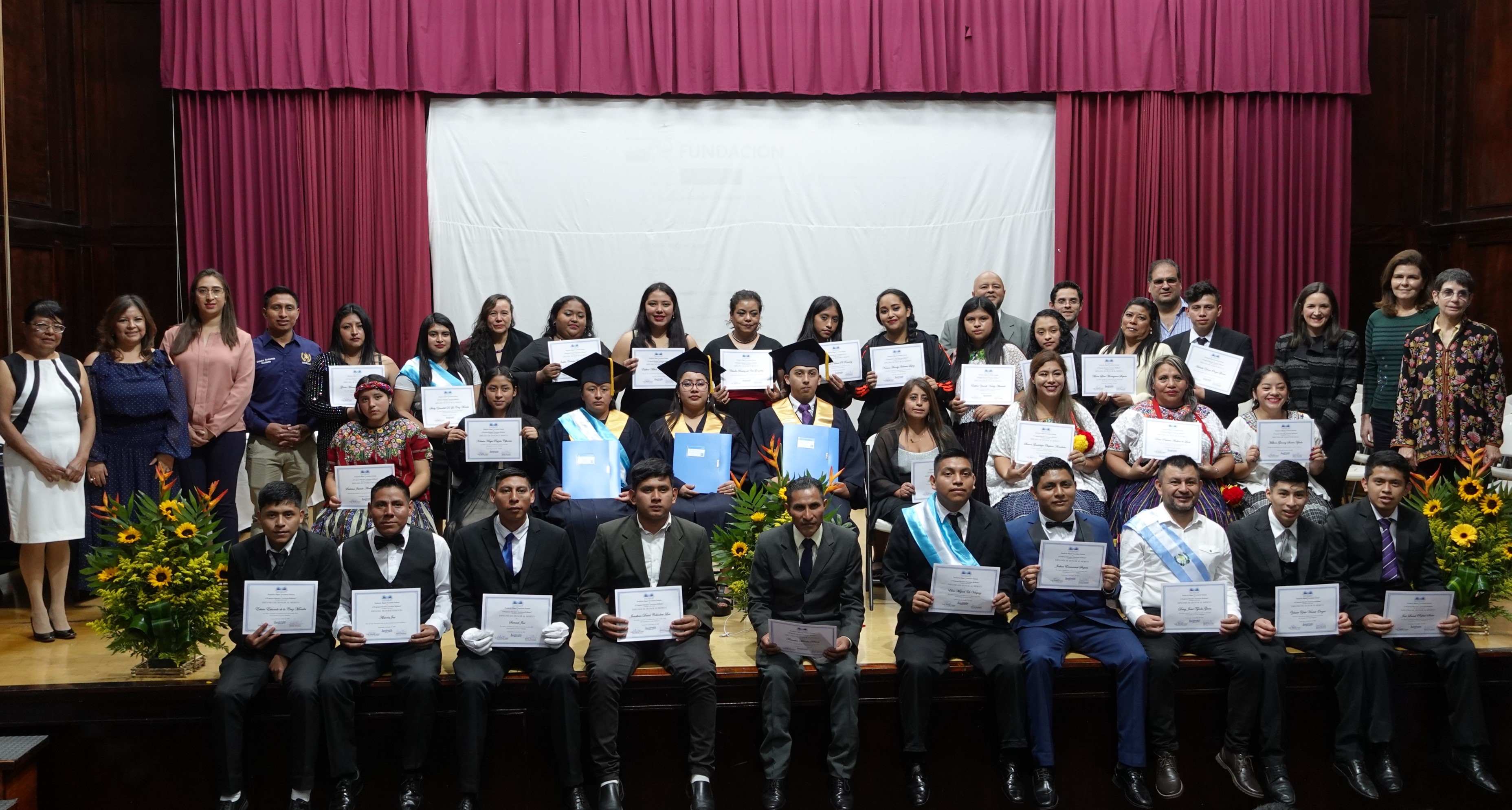 Guatemaltecos de trabajos informales se gradúan del programa educativo Lecciones Brillantes